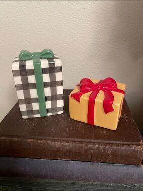 Hallmark VIP Exclusive 2023 Ceramic Salt & Pepper Shakers CHRISTMAS PRESENTS